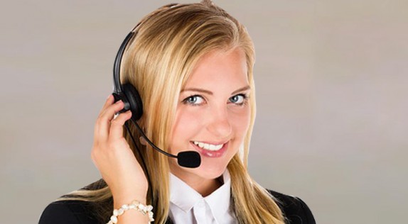 Ree Hair Service Service Mitarbeiterin telefoniert mit headset